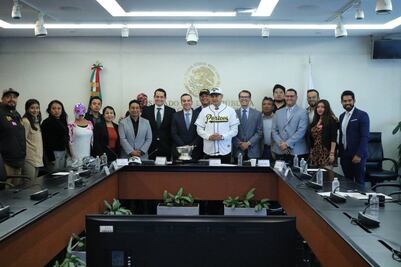 Alejandro Armenta entrega reconocimiento a Pericos de Puebla en el Senado de la República