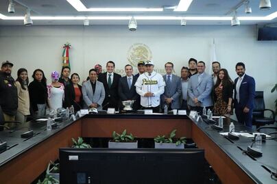 Alejandro Armenta entrega reconocimiento a Pericos de Puebla en el Senado de la República