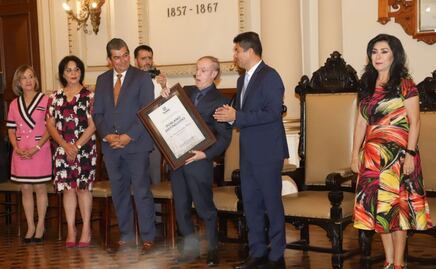 Reconocen a José Ramón Fernández como poblano distinguido