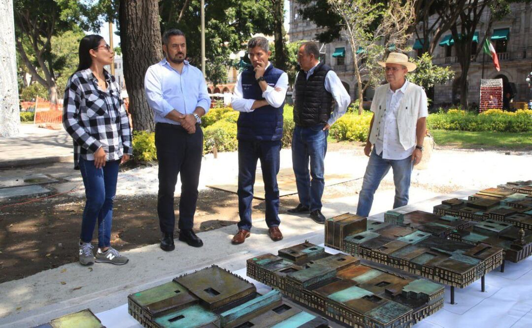 El presidente municipal Eduardo Rivera supervisó la instalación de la maqueta monumental | Foto: Ayuntamiento de Puebla