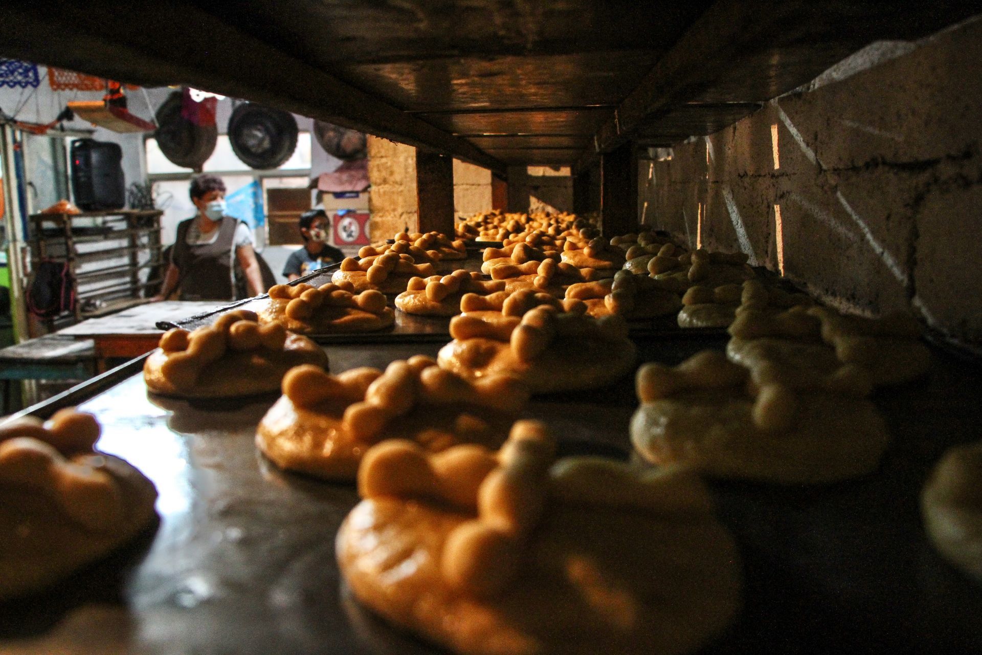 Elaboración del pan de muerto en horno de piedra. Foto: Cuartoscuro