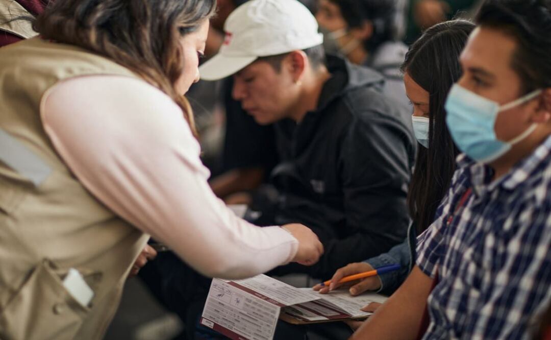 Del 10 al 18 de mayo se instalarán 43 módulos en Puebla para que los Jóvenes Construyendo el Futuro recojan sus tarjetas. | Foto: Agencia Es Imagen para El Universal Puebla