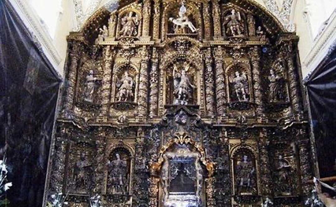 Este Viernes de Dolores la Virgen recibe a cientos de devotos en los diferentes templos | foto: Agencia Es Imagen para El Universal Puebla