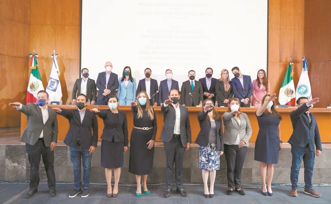 Marko Cortés (centro) y su plantilla de trabajo estarán al frente del PAN por otros tres años. En el acto, el presidente del blanquiazul habló sobre las elecciones a gobernador de 2022 y pidió a la militancia trabajar en equipo. Foto: Especial