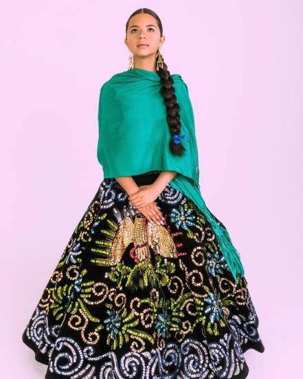Ángela Aguilar, de china poblana y talavera. Sus vestidos que evocan a Puebla