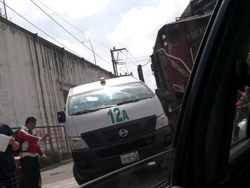 Combi le intentó ganar el paso al tren en Xochimehuacán