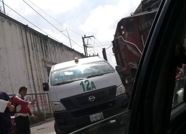 Combi le intentó ganar el paso al tren en Xochimehuacán