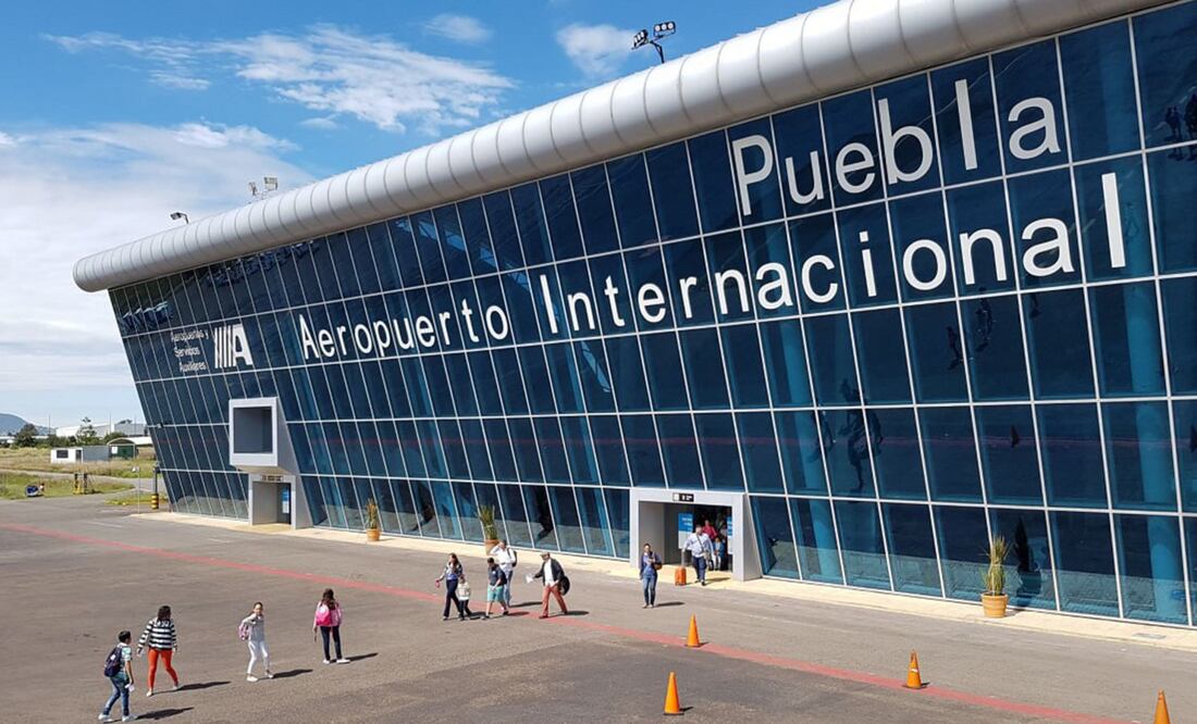 La caída de ceniza del Popocatépetl afectó los vuelos del Aeropuerto Hermanos Serdán | Foto: Agencia Es Imagen para El Universal Puebla