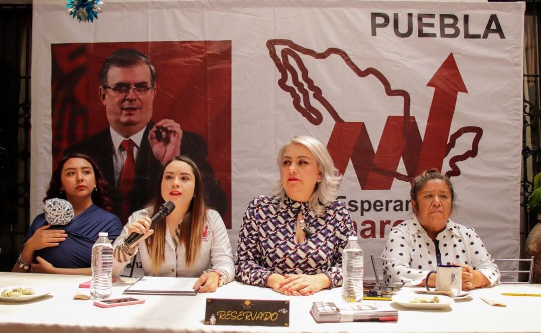 Simpatizantes de Marcelo Ebrard dieron conferencia de prensa en Puebla. | Foto: Agencia Es Imagen para El Universal Puebla