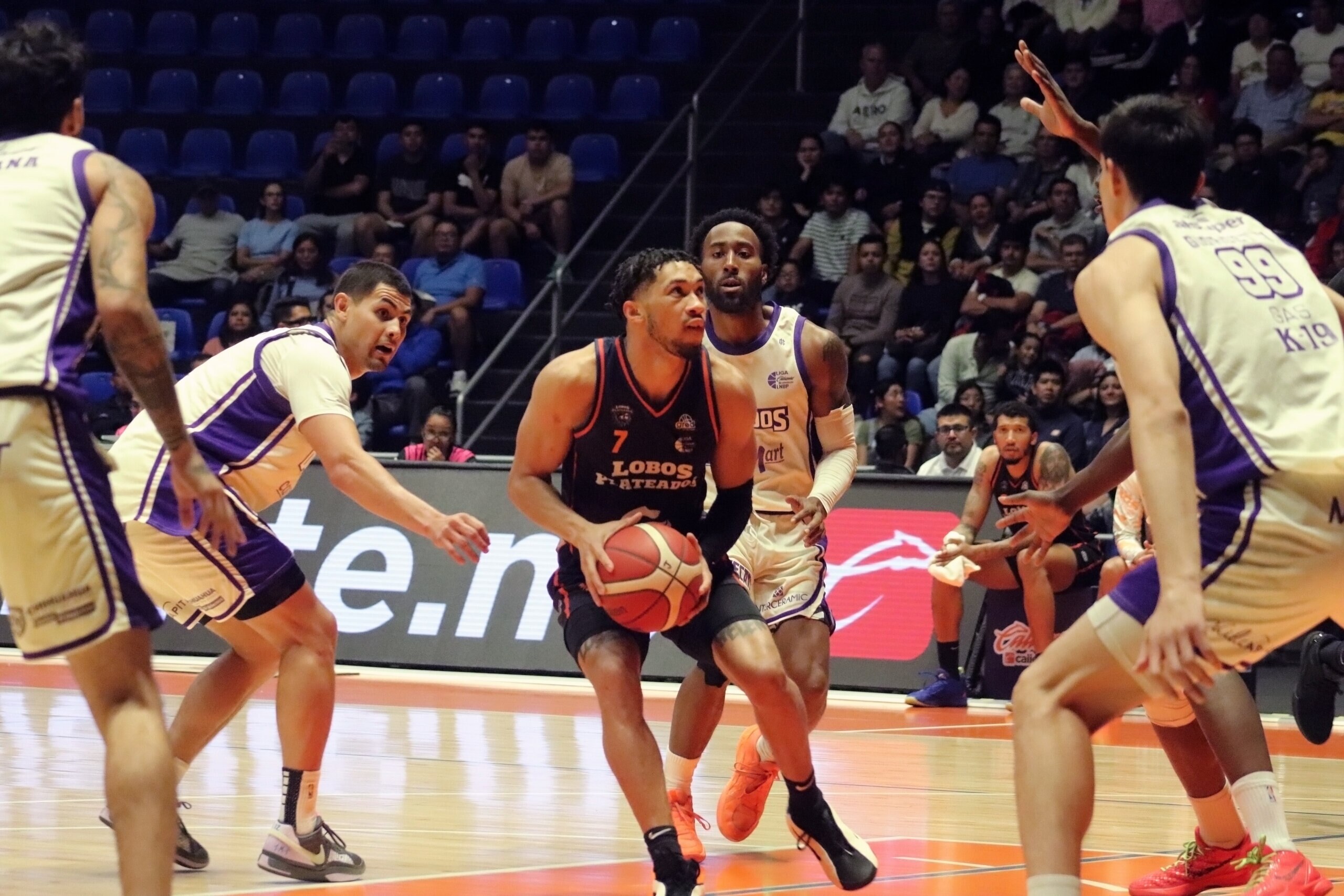 La defensa de Fresnillo representa un desafío formidable, ya que son el único equipo que no ha permitido más de 300 puntos en sus partidos iniciales.

Foto: Producción El Universal Puebla