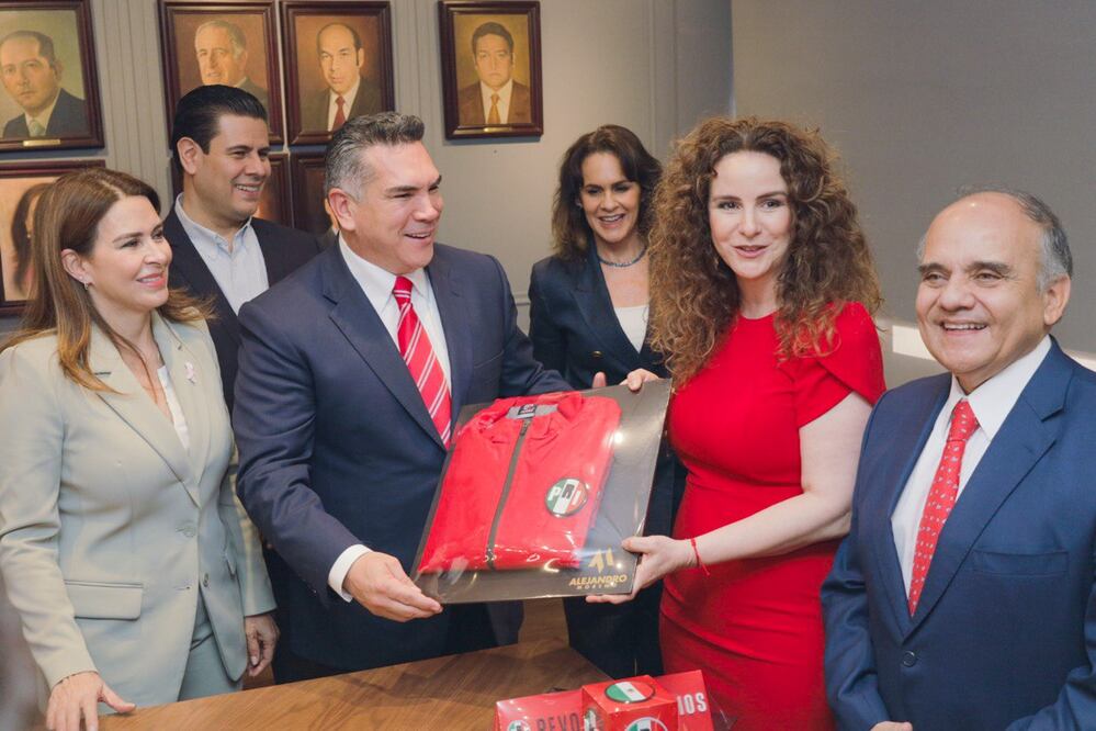 La diputada poblana Nancy de la Sierra recibió una chamarra del PRI por parte del dirigente nacional Alito Moreno | Twitter Nancy de la Sierra