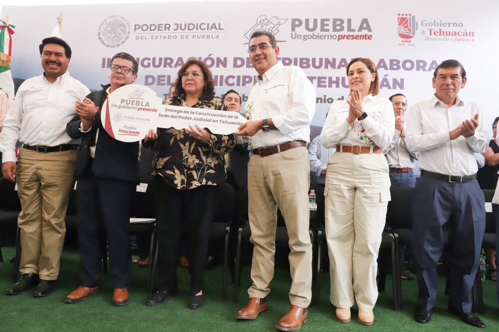 El gobernador Sergio Salomón inauguró un tribunal laboral en Tehuacán | Foto: Gobierno del Estado