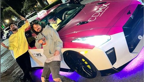 Luisito Comunica y Juan Bertheau convierten en taxi de la CDMX auto de 2.7 mdp
