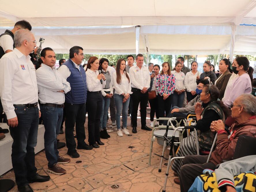 Gaby Bonilla y el gobernador Sergio Salomón Céspedes realizaron gira por Chalchicomula de Sesma | SEDIF