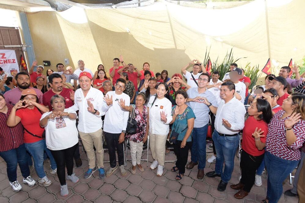 Liz Sánchez y Lalo Castillo recorrieron calles de Acatlán de Osorio | Foto: Especial
