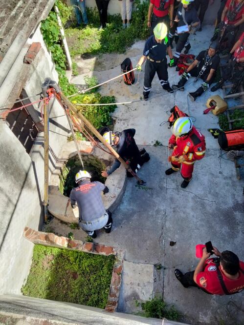 Una mujer cayó al interior de un pozo ubicado en la calle Benito Juárez y Plan de Guadalupe | Foto: PC Municipal Puebla