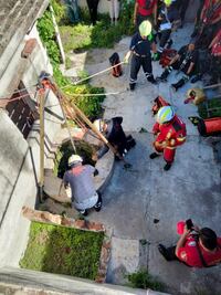 ¡De película! Mujer es rescatada tras caer en pozo de 10 metros en San Baltazar