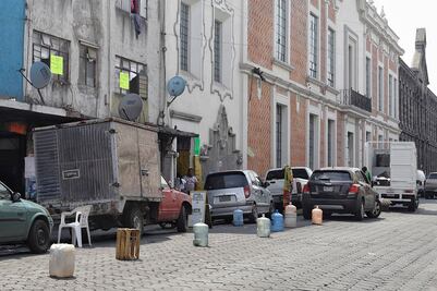 Apartan hasta en doble fila en el Centro Histórico