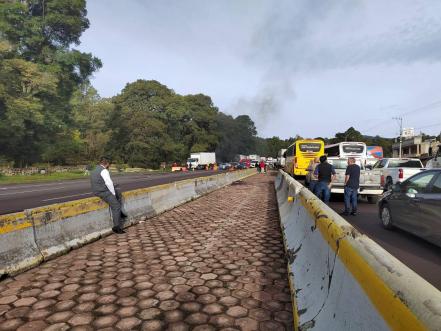 Bloquean la México-Puebla por desaparición de Alondra Soledad