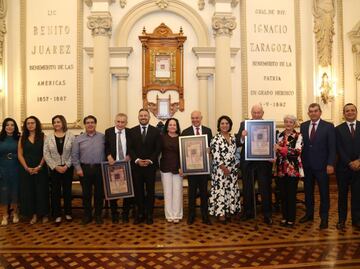 Ayuntamiento de Puebla otorga copia de Cédula Real a tres destacados empresarios