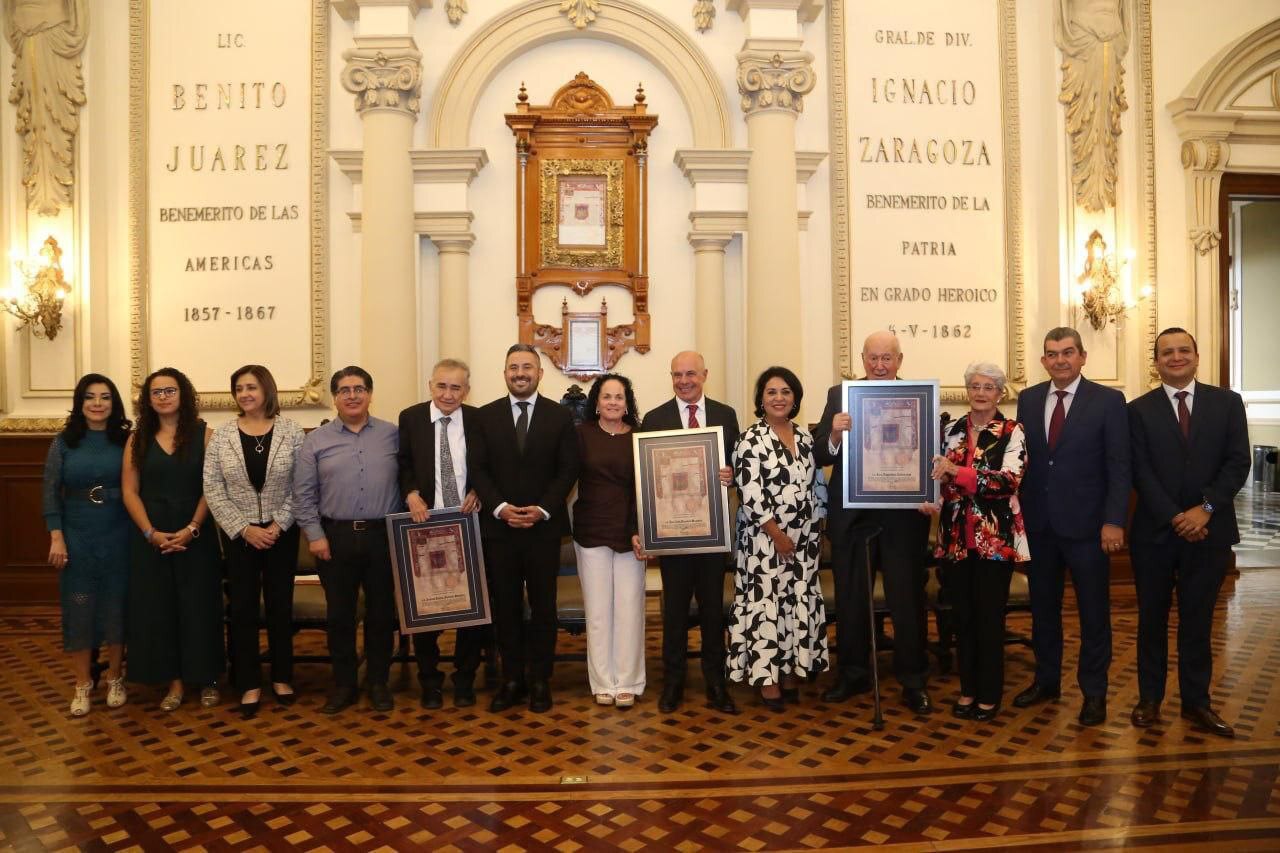 Ayuntamiento de Puebla otorga copia de Cédula Real a tres destacados empresarios