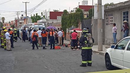 Microbús se estampa con casa en Tres Cruces y deja 6 lesionados