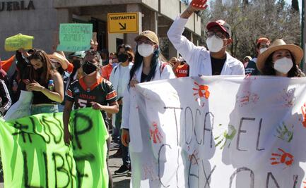 Intentan manifestarse estudiantes de la UDLAP en Casa Puebla