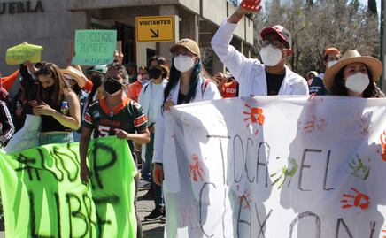 Intentan manifestarse estudiantes de la UDLAP en Casa Puebla