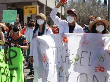 Intentan manifestarse estudiantes de la UDLAP en Casa Puebla