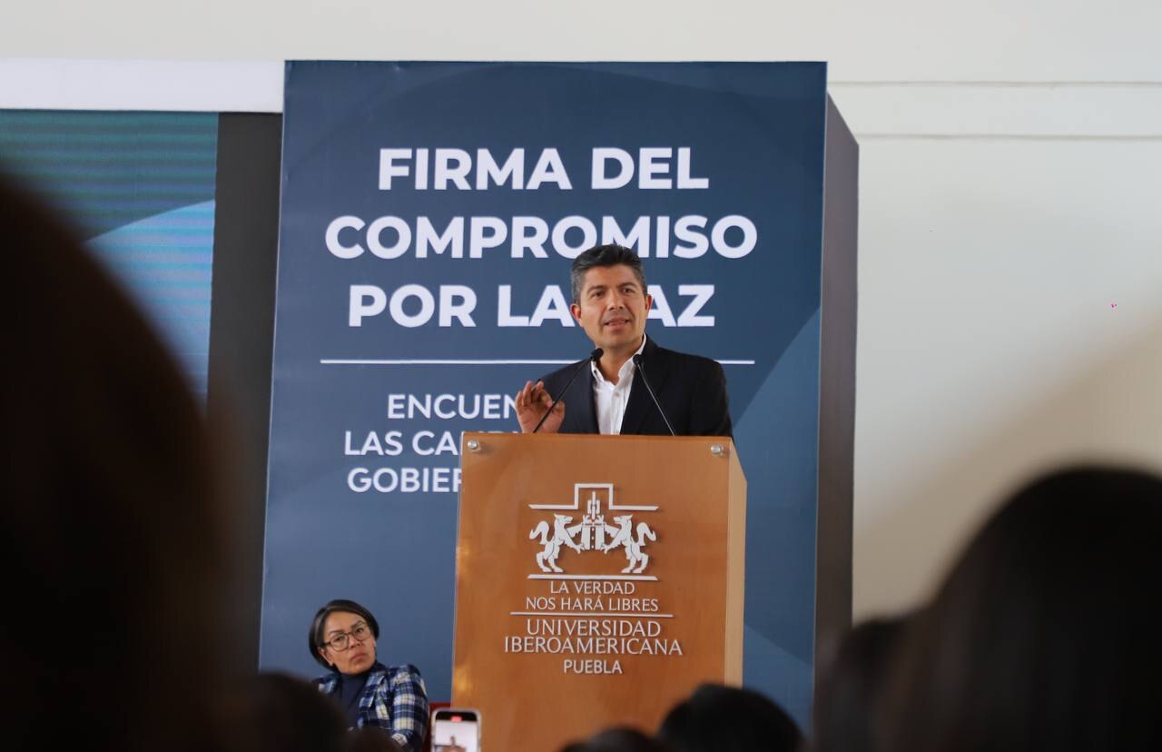 Lalo Rivera estuvo en evento de la Ibero Puebla / Foto; Especial