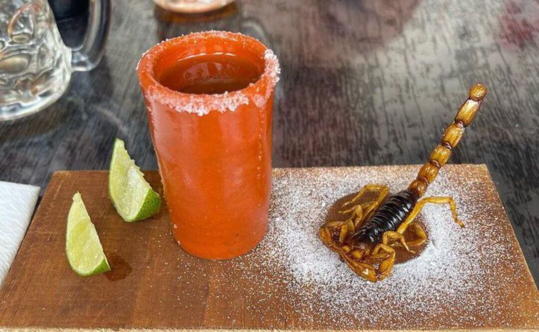 Este shot de alacrán es uno de los cocteles estrella en Carnes exóticas AR en Chipilo | Foto: Instagram carnes_ exoticasar