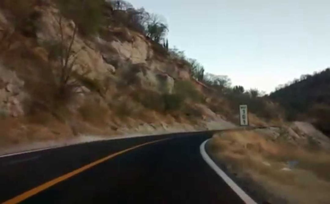 Los ocho lesionados que dejó un choque en la carretera Izúcar de Matamoros - Acatlán de Osorio fueron trasladados a un hospital. | Foto: YouTube Guía TV Acatlán