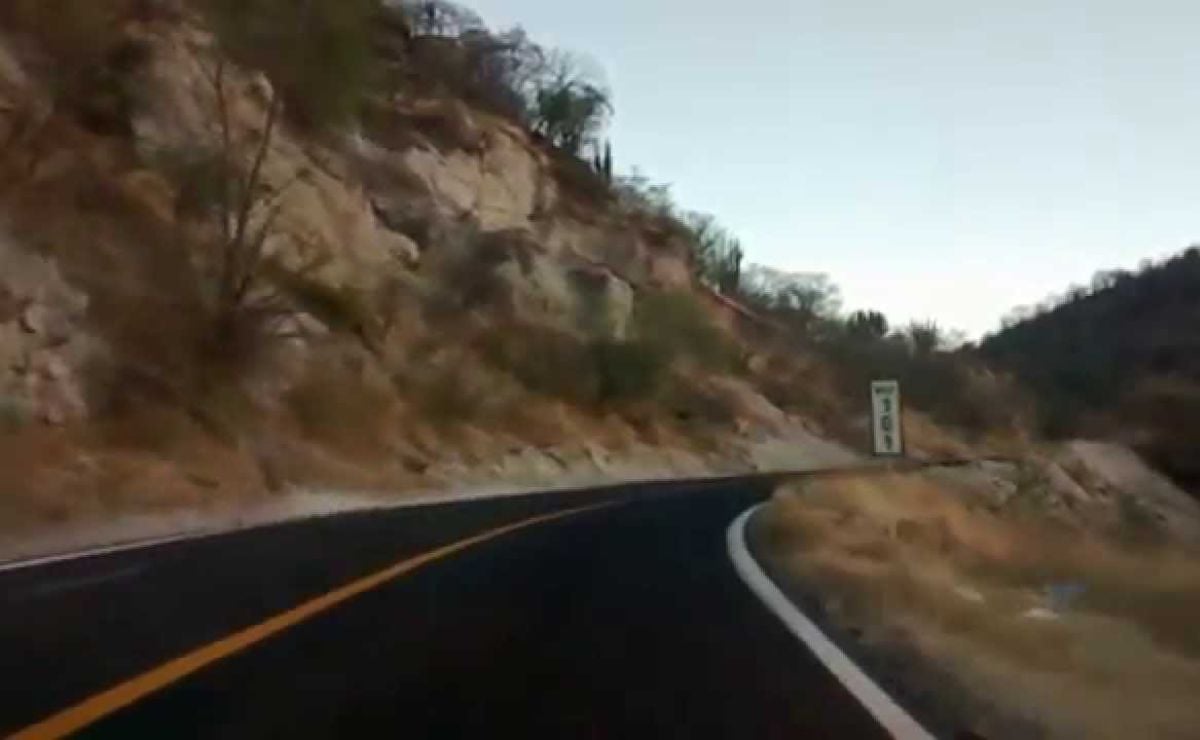 Aparatoso choque en la Izúcar-Acatlán deja ocho lesionados