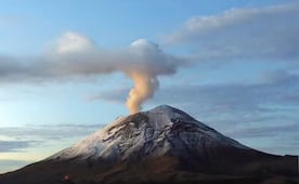 Volcán Popocatépetl sorprende con emisiones constantes y una cima cubierta de nieve