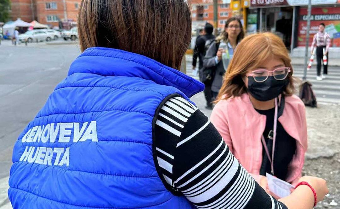 El equipo de la diputada federal Genoveva Huerta reparte violentómetros con su imagen | Foto: Especial