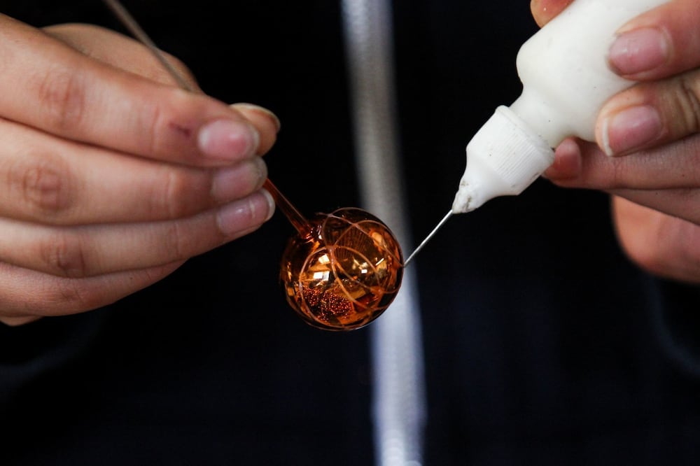 Las esferas se fabrican con la técnica del vidrio soplado. Foto Cuartoscuro