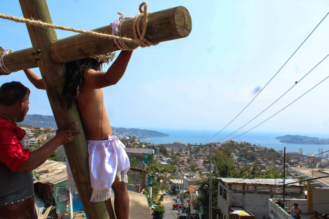 En redes sociales se viralizó la electrocutación de un hombre que interpretaba a Jesús. |. EsImagen