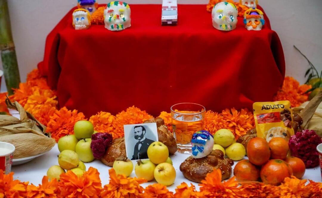 Es común colocar alimentos y bebidas en las ofrendas / Foto: EsImagen