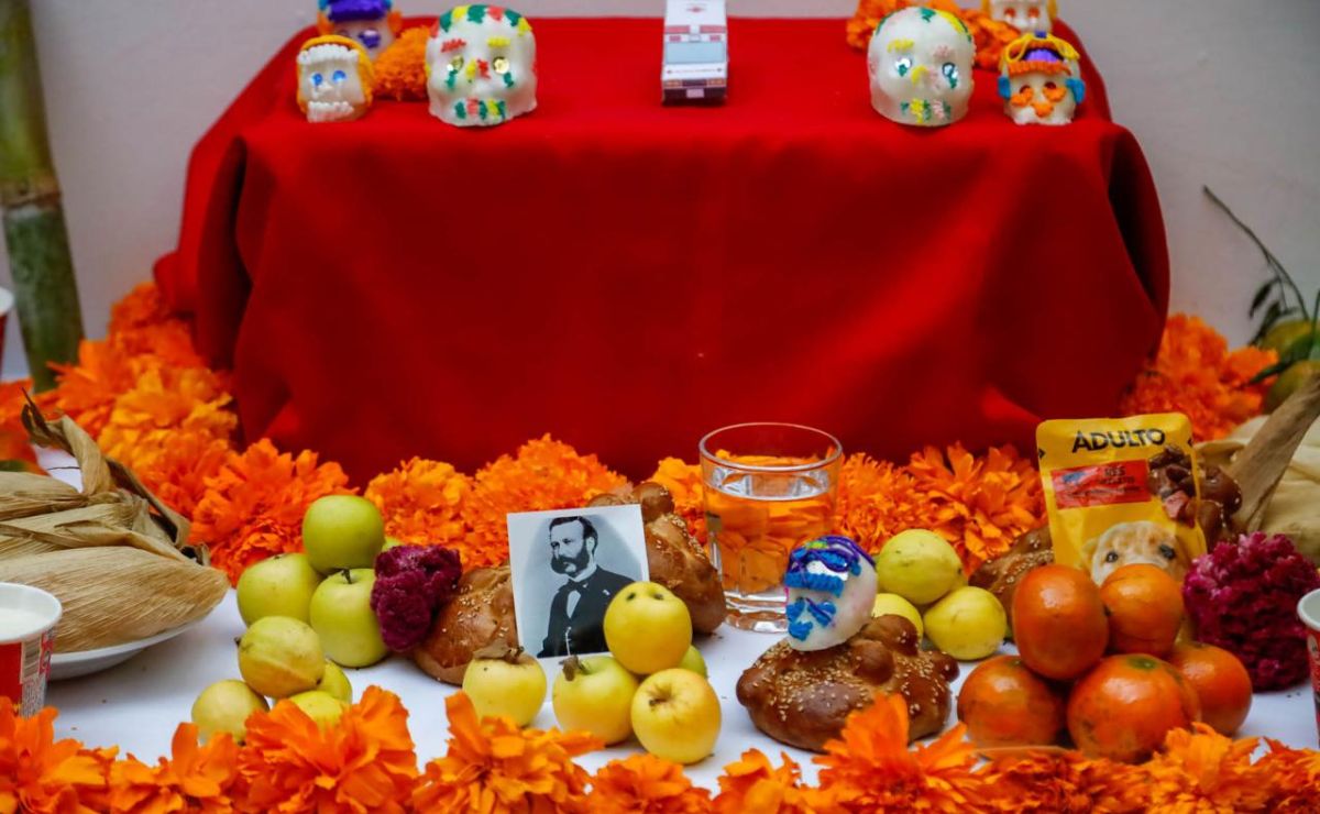 Es común colocar alimentos y bebidas en las ofrendas / Foto: EsImagen