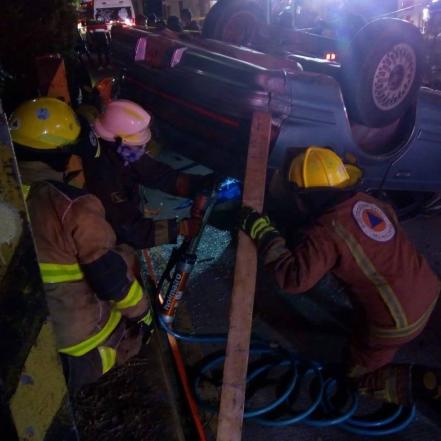 Iba caminando y muere aplastado por camioneta que volcó