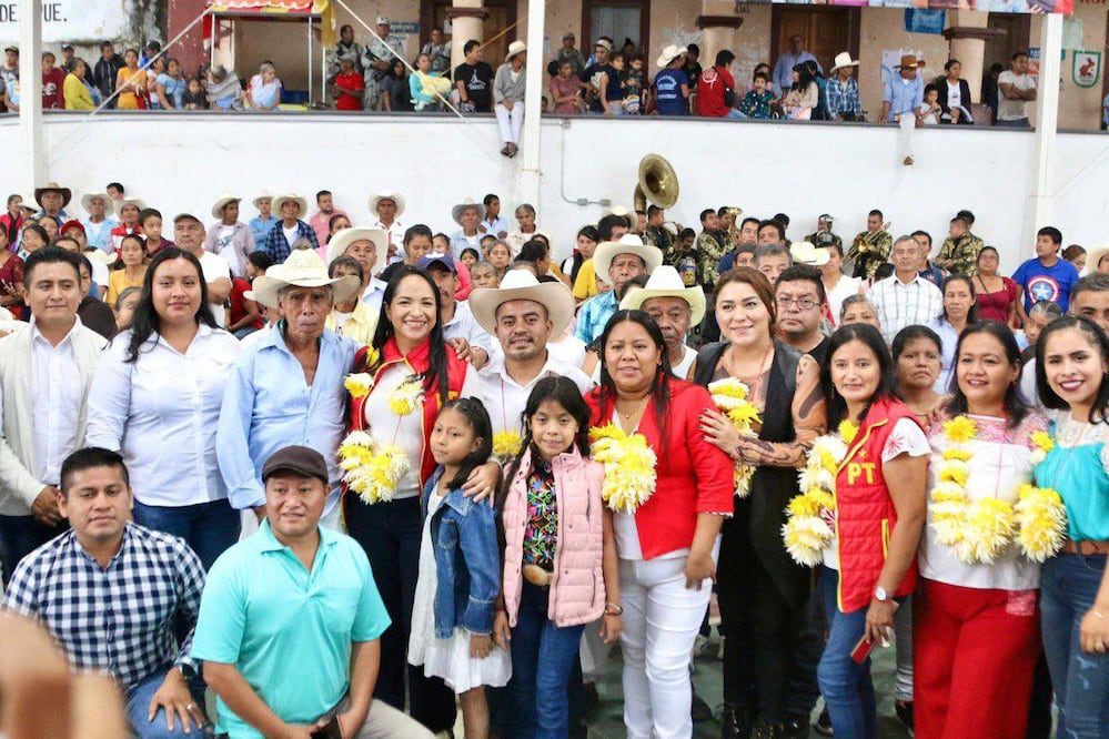 Liz Sánchez visitó nuevamente a los pobladores de Zapotitlán de Méndez | Foto: Especial