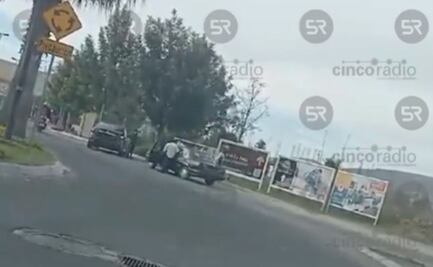 VIDEO. Taxistas “piratas” se agarran a golpes tras choque en Lomas de Angelópolis
