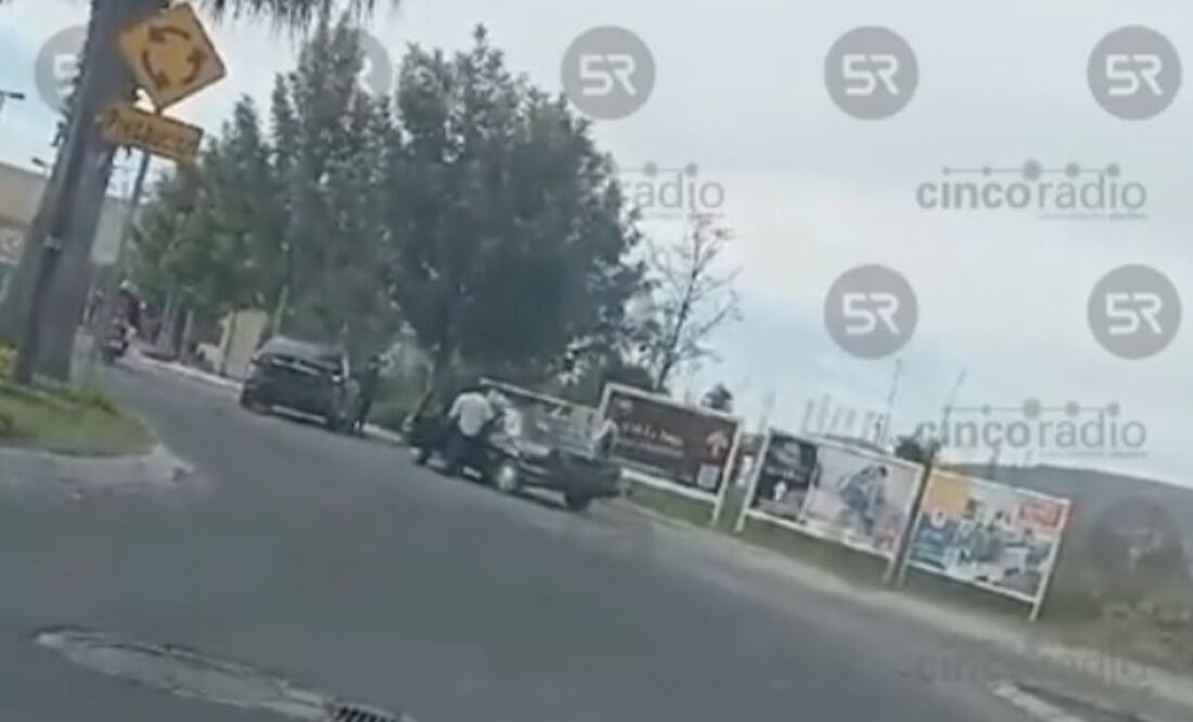 En redes se viralizó el video de una pelea entre taxistas | Foto: Video X Cinco Radio Oficial