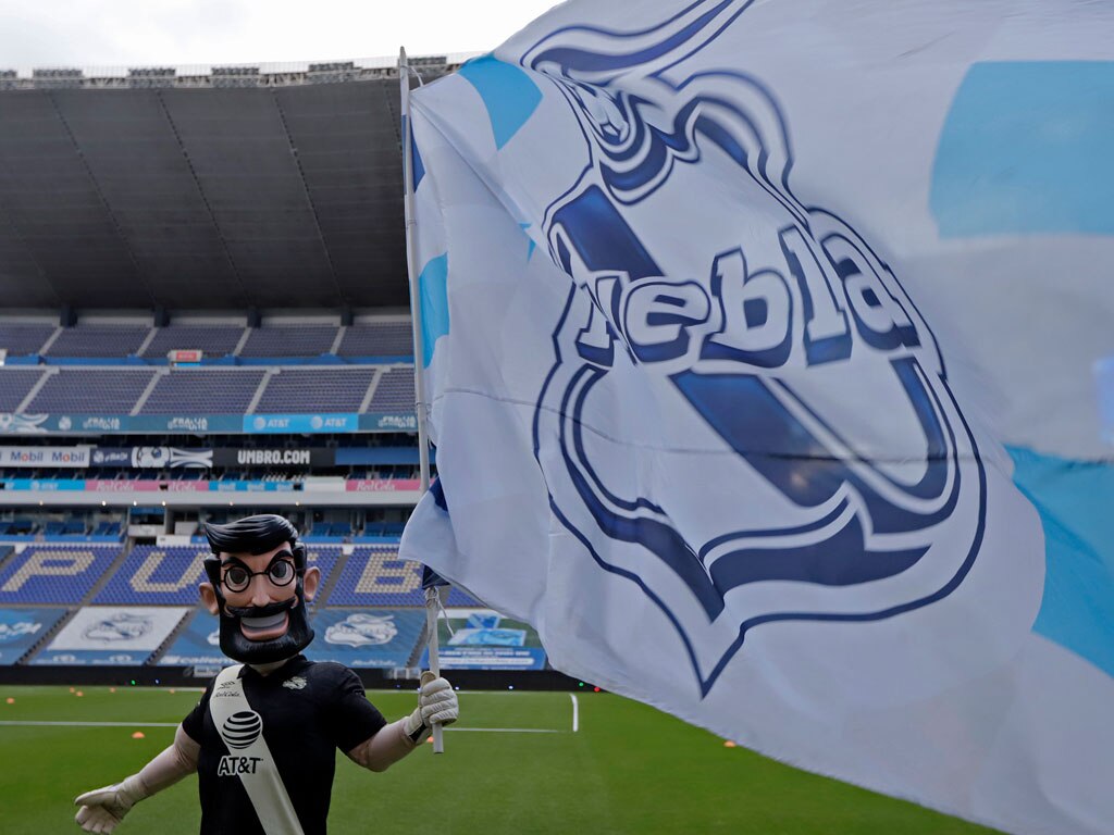 Aficionados, ansiosos por escuchar el primer silbatazo en el Estadio Cuauhtémoc