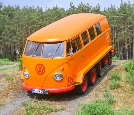Volkswagen lanza una combi todoterreno con 8 ruedas y orugas