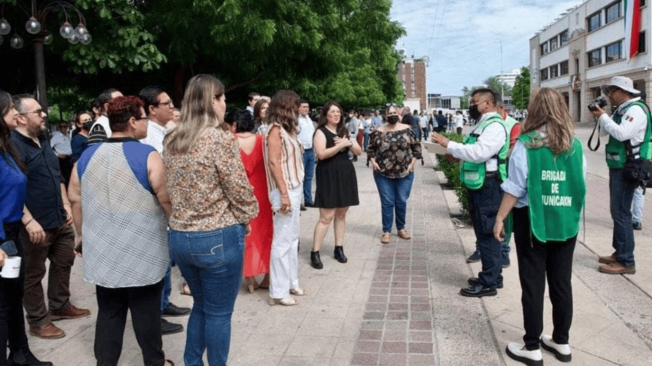 El Instituto Federal de Telecomunicaciones (IFT) había garantizado que durante el Simulacro Nacional, las compañías de telefonía móvil enviarían por primera vez notificaciones de alerta sísmica a smartphones con cobertura en la Ciudad de México y su área metropolitana. 

Foto: Producción El Universal Puebla