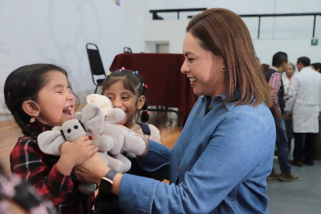 Gaby Bonilla estuvo presente en la activación de aparatos cocleares | Foto: Especial