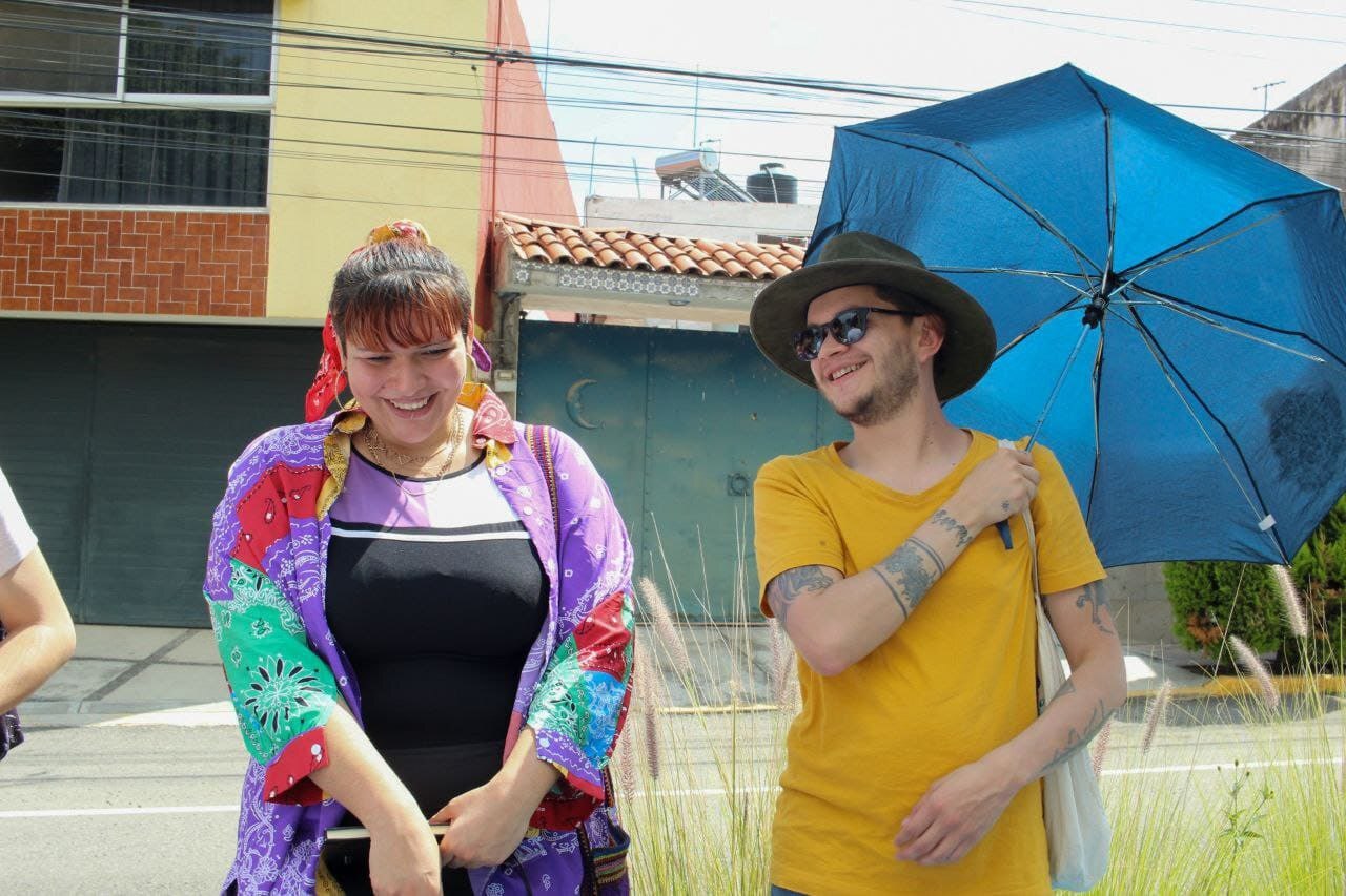 La directora Itzel Villar Vargas y el director de producción José de Jesús Moreno Valle trabajan para entregar un cortometraje digno y respetuoso | Foto: Especial