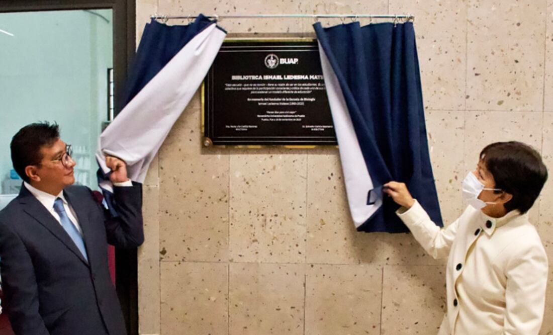 La placa fue develada en la entrada de la biblioteca de la Facultad de Ciencias Biológicas | Foto: BUAP