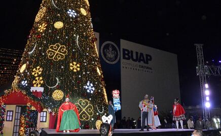 Lilia Cedillo enciende árbol de Navidad en la BUAP